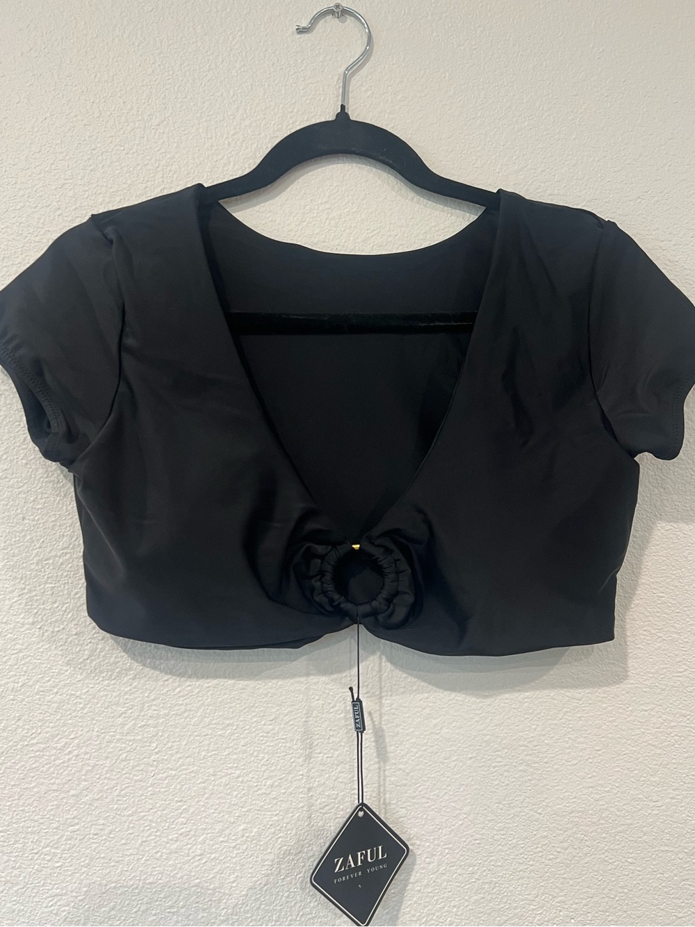 Zaful Black Cropped V-Neck Ring-Front Short Sleeve Top